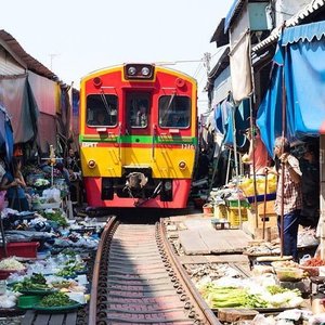 Mae Klong Railway Market (Hoop Rom Market)