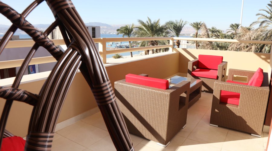 Deluxe Double Queen size bed,Partial sea view with balcony. 