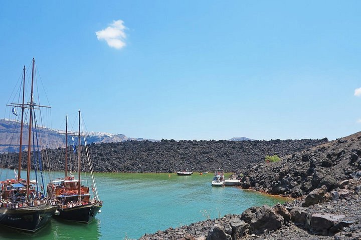 Tripadvisor | Crucero por la isla volcánica Santorini: volcán, aguas termales Thirassia ofrecido por Nst Santorini Tours | Grecia
