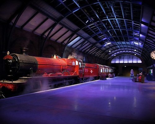 Boutique de balais pour quiditch - Photo de The Harry Potter London Tour by  Discovery Tours, Londres - Tripadvisor