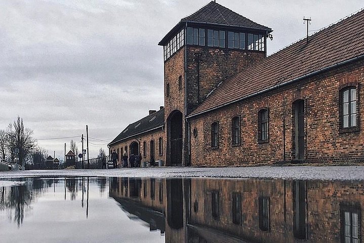 auschwitz private tour pickup from hotel