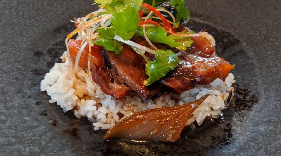 Wagyu beef shin stewed with hot and sour salad on sticky mochi rice