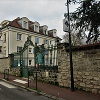 Entrée côté rue Girouix