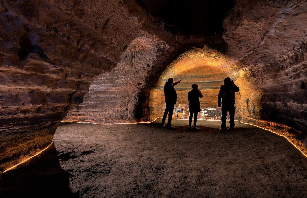 The cave of their. Пещера горама Гибралтар. Замкнутые пещеры. Пещера Авангард. Закрытая пещера.