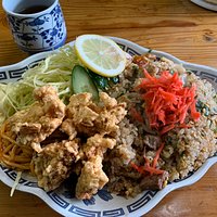 ボリューム満点、常連さんに人気の 焼めしカラアゲセット750円