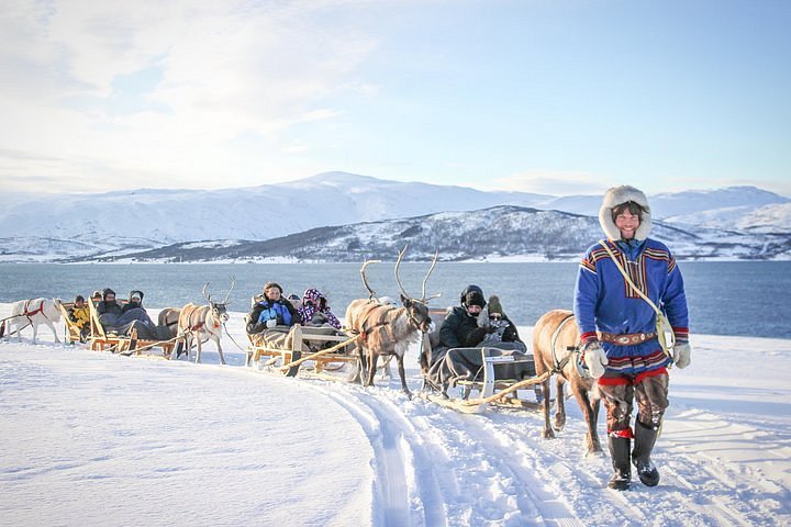 Foto de Pessoas Andando Na Tradicional Aldeia Na Noruega Ao Pôr Do