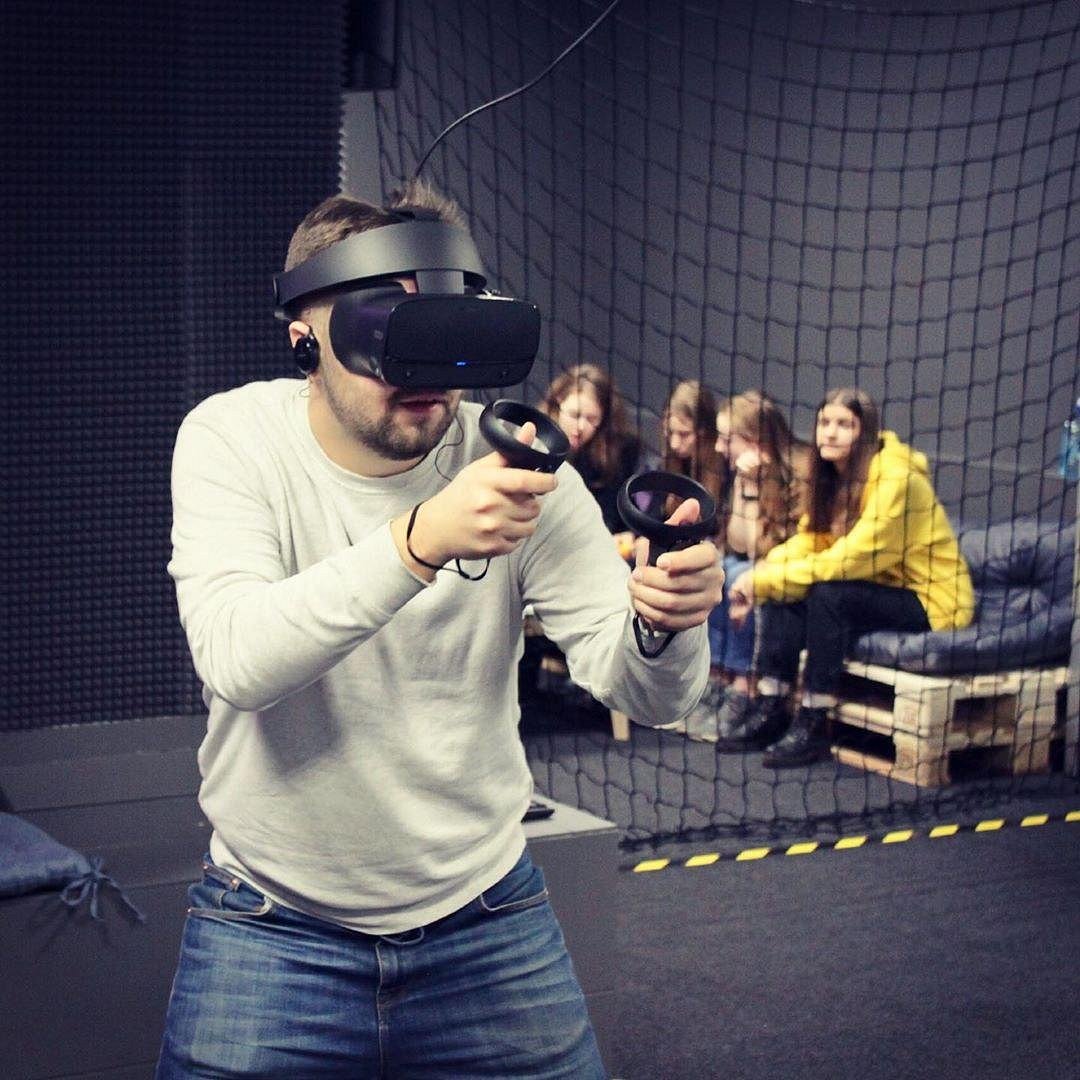 Vr москва играть. OMG VR Ленинский проспект. Виртуальная реальность в Москве. Куб виртуальной реальности. Виртуальная реальность игры.