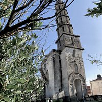 La Tour Rivalland, monument étonnant est un patrimoine certainement intéressant mais inaccessible et dont on peut entrevoir les extérieurs seulement en jouant les" paparazzis". L'Ancien couvent des Carmélites-Déchaussées, situé à proximité, propose le même scénario.