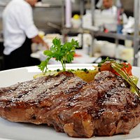 Entrecot 🥩 en el #menudiario, con el sabor inconfundible que el horno a la brasa le confiere