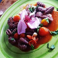 Gnocco di patata viola con Datterino confit e burratina di bufala del ragusano