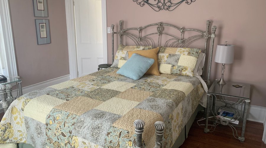 Willow Room - queen size bed with 3 piece ensuite bathroom