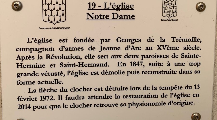 Une église reconstruite au 19ème, l'église primitive menaçait de s'effondrer, après de multiples péripéties et un manque d'entretien. J'ai pu y entrer, mais des travaux de restaurations étant en cours, des bâches de protection dissimulaient de nombreux éléments intéressants. Je reviendrai à l'occasion