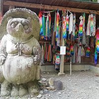満願堂境内のユーモラスな狸の石像です