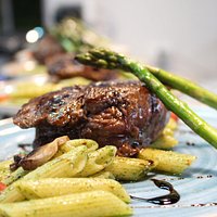 Lomo en salsa 3 pimientas, acompañado de pasta al pesto espárragos salteados y nuestra deliciosa salsa de lenta cocción donde extraemos todo el sabor y los aromas de las pimientas, verde, rosada y blanca.