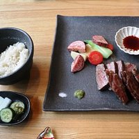 ロースステーキ。ご飯は7分づきの玄米ご飯。成人男子には少ない。