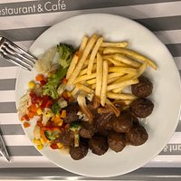 İkeada yemek muhteşem benim favorim İsveç köftesi ama somonda çok güzel kesinlikle tavsiye ediyorum