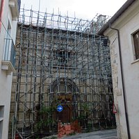 la facciata completamente coperta da impalcature di sostegno