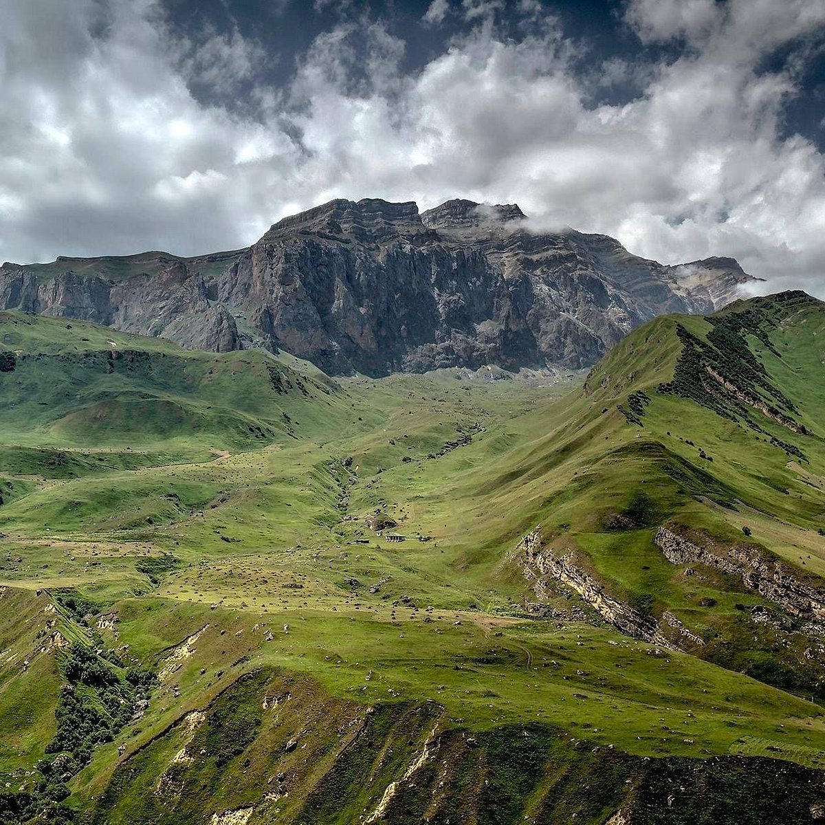 Азербайджан горные. Горы Азербайджана Талышские горы. Гора Шахдаг в Азербайджане. Кусары горы. Ленкорань Талышские горы.
