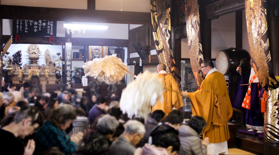 2月18日　
大祈願祭
8代住職、鉄門海が開創の200年続く行事。
旧暦時代は2月が新年であり、本年の豊作、健康安泰、諸願成就を願い人々が集う。
湯殿山法楽というお経を唱えて参拝者を回る「梵天加持」
