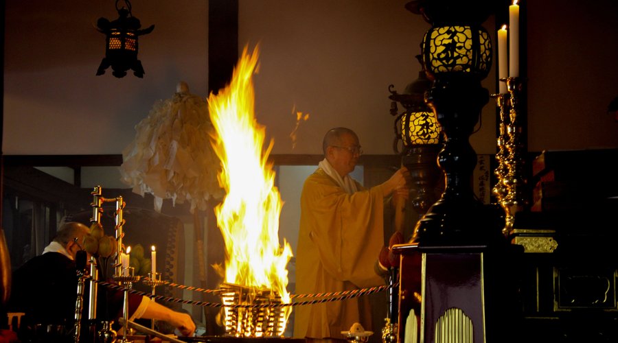 護摩祈祷
1月1日の元旦
2月18日の大祈願祭
8月1日～3日の粟嶋観音夜会式など
各行事にて執り行う。
仏様の智慧の炎に参拝者の願いをかけたお札をかざして、皆様の諸願成就を願います。