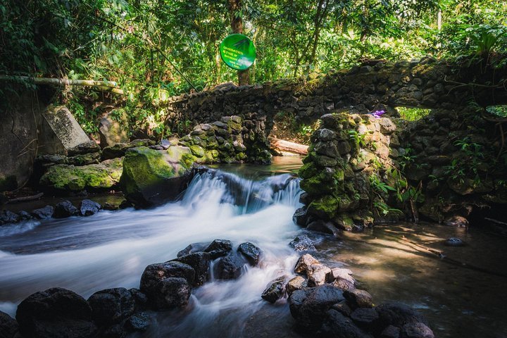 CLUBE DE CAMPO: CACHOEIRAS E FONTES DE ÁGUA MINERAL