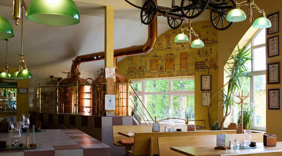 Pohled na varnu z restaurace.
The brewing and filtering tank in the restaurant.
