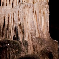 Dettagli stalattiti e stalagmiti all'interno delle grotte