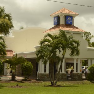 Americas Best Value Inn Ft. Myers in Fort Myers, image may contain: Villa, Hotel, Resort, Hacienda