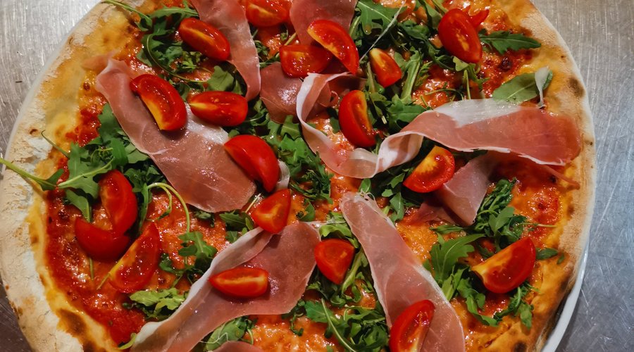 Rucola pomodorini ciliegino è prosciutto crudo 