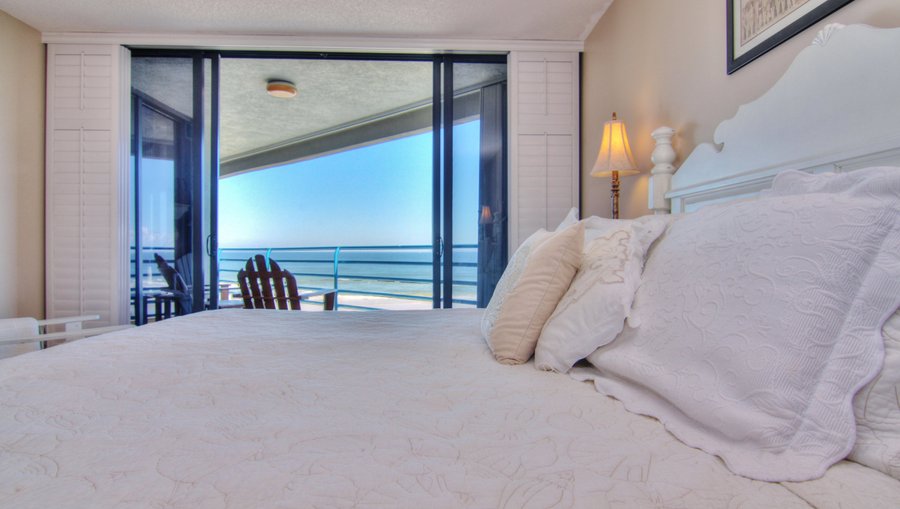 Master Bedroom with 14" Cool Gel Memory Foam Mattress