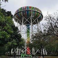 自來水公園內的高聳水塔為高雄另類地標