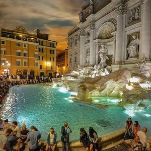 Lugar secreto en Roma 👉🏻 Templo de Adriano 🏛️✨ . En pleno