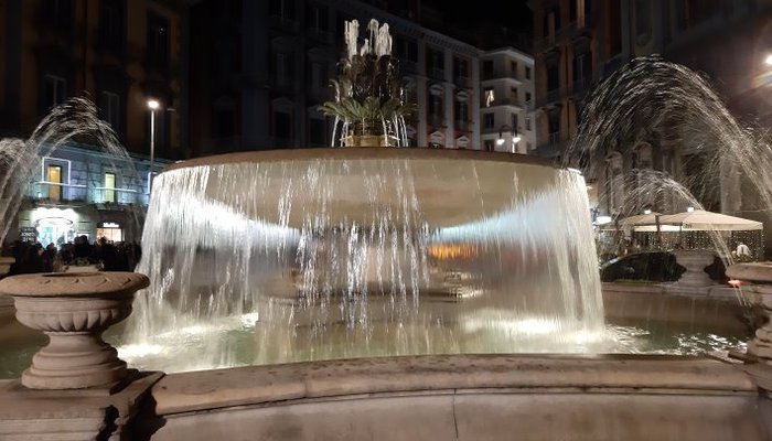 La fontana del carciofo by night