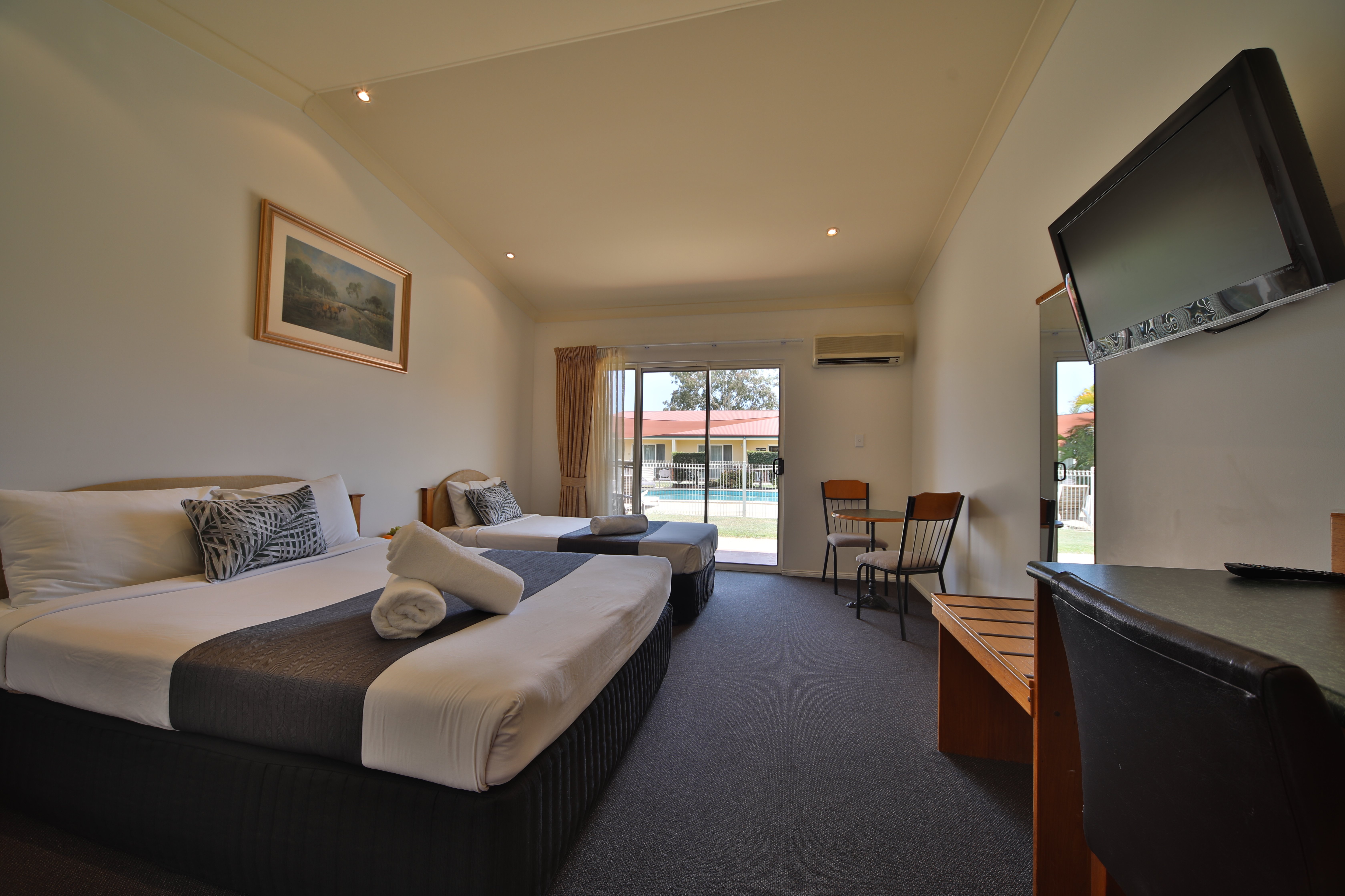 EMERALD EXPLORERS INN - Updated 2024 Prices & Hotel Reviews (Australia)