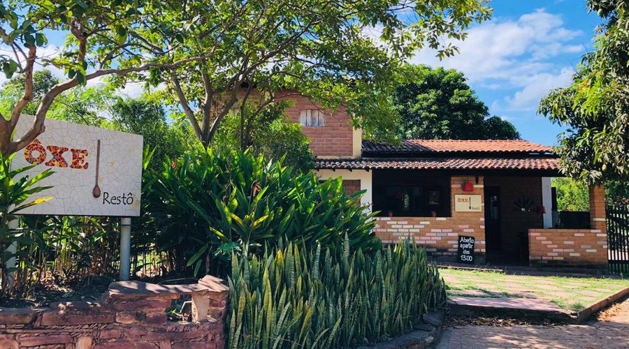 Localizado na entrada da Vila, na rua principal