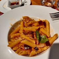 Pennette con pomodorini, guanciale e melanzane