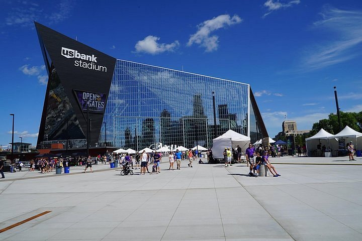 Vikings install huge Gjallarhorn in new stadium