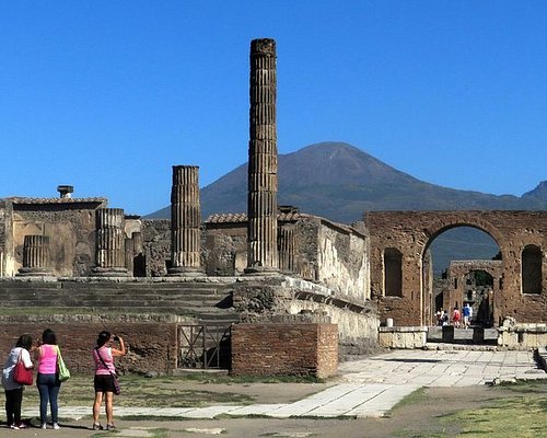 tour guide pompeii