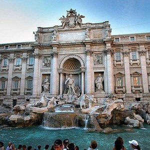 Lugar secreto en Roma 👉🏻 Templo de Adriano 🏛️✨ . En pleno