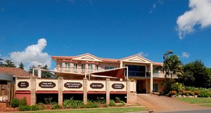 Highlander Motor Inn & Apartments in Toowoomba, image may contain: Villa, Hotel, Resort, Hacienda