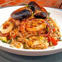 Arroz de mariscos al wok / Wok seafood rice
mix de marisco salteados con verduras.
shrimp, prawns, octopus, black mussel squid), white rice, green zucchini, red paprika, white onion, chopped ginger, chopped fresh cilantro, teriyaki sauce, fish sauce and salt and pepper.