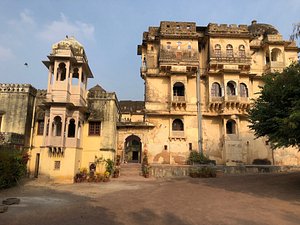 Bhainsrorgarh Fort Hotel in Bhainsrorgarh, image may contain: Villa, Housing, Fortress, City