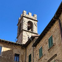 La Torre Campanaria svetta sui tetti del centro storico !