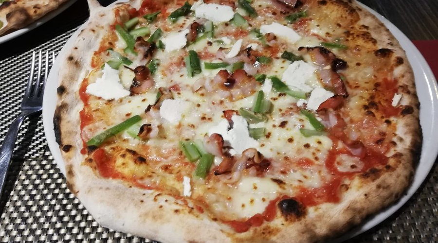 Pizza ittirese assolutamente deliziosa: pancetta, asparagi e ricotta mustia con base margherita