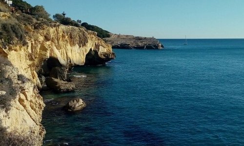 Pueblo de costa muy bonito, de lo mejor de la costa tarragonina. Buen paseo y buenas playas
