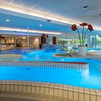 Mooi zwembad! stroomversnelling, baantjes zwemmen, disco- & gewone glijbaan, peuterbad, buiten zwemmen (warme maanden)... het kan allemaal in dit zwembad te Veenendaal!