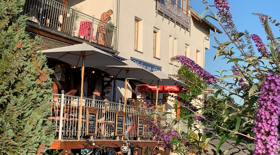 Wirtshaus zum Felsen - Ansicht Südseite mit Terrasse vom Wirtshaus 