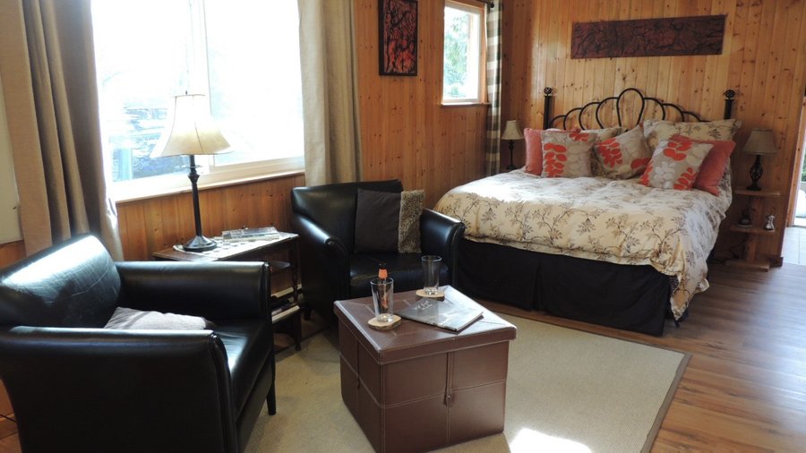 Sitka Spruce well equipped cabin for two