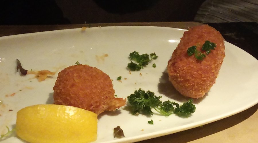 Twee garnaalkroketten. Prijs van dit bord: 16€