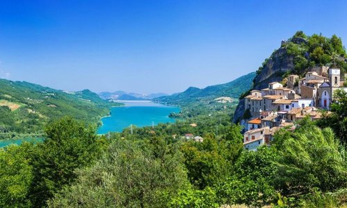 Tra le bellezze dell’Abruzzo, ve ne è una che forse è conosciuta a pochi. Avete mai sentito parlare del suo comune più piccolo? Pietraferrazzana è un pittoresco borgo di origine medievale che conta solo 132 abitanti. Ma quello per cui è famoso sono le sue dimensioni: Pietraferrazzana, infatti, con i suoi 4,3 chilometri quadrati è il comune più piccolo d’Abruzzo. Una perla di straordinaria bellezza e tranquillità, tutta da scoprire